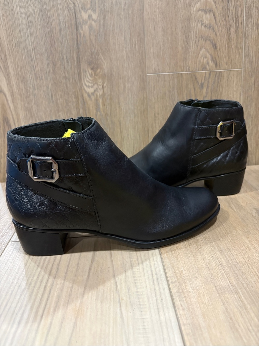 Munro Jolynn Low Heel Zip Ankle Booties Buckle Accent size 8 USA Black Leather